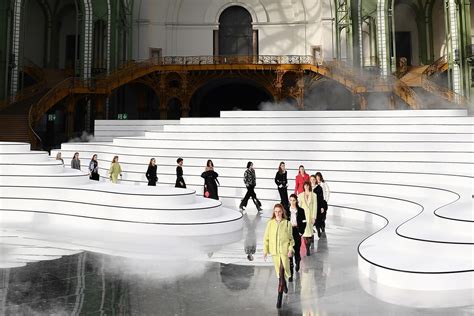 défilé chanel grand palais 2018|LE DÉFILÉ AU GRAND PALAIS .